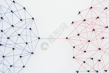 连接网络概念白纸上用红色和蓝色纱线连接的两个网络模拟器连接社交媒体互联图片
