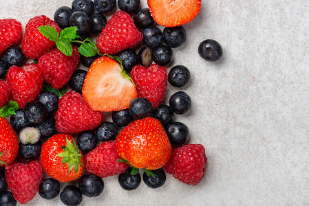 新鲜的夏季浆果如蓝莓草莓覆图片