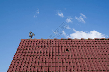 新的瓷屋顶有豪华的屋顶通风口图片