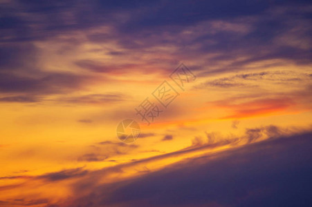 美丽的风雨如磐的日落天空多云的抽象背景日落的颜色戏剧日图片