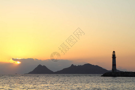 夜晚的灯塔海岸的灯塔海边小镇图尔古特雷斯背景