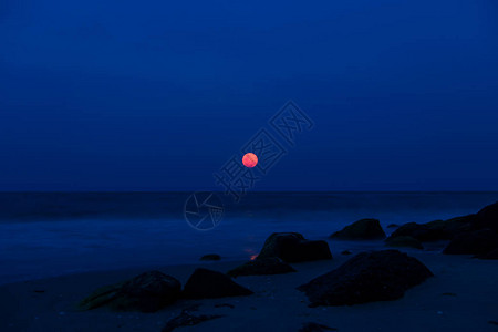 深夜在海面的暗夜中图片