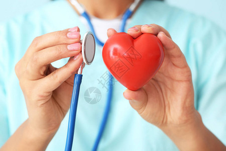 有红色心脏的女心脏病专家特写镜头图片