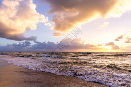 云层海岸线背景火焰橙色日落天空迈阿密海滩图片