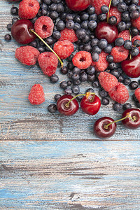 覆盆子樱桃蓝莓在涂漆表面图片