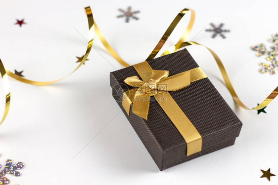 弗拉特利圣诞节日圣诞节背景和圣诞节圣诞贺卡背景棕色礼物和金丝带雪图片