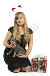 节日圣诞节背景新年和圣诞节圣诞贺卡背景与圣诞礼物和狗女孩抱着一只狗图片