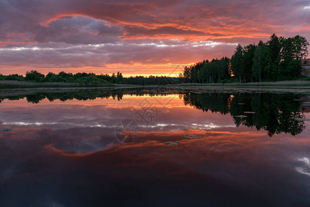 美丽的夕阳与背景中的湖面倒影一个充满力量和能量和平和谐图片