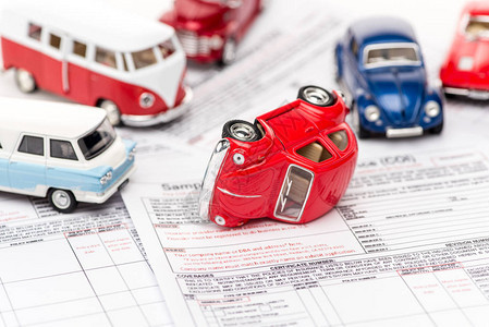 在保险单据上选择多彩玩具汽车图片