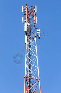 蓝天上带天线的手机电信塔合同手机的分配功能图片