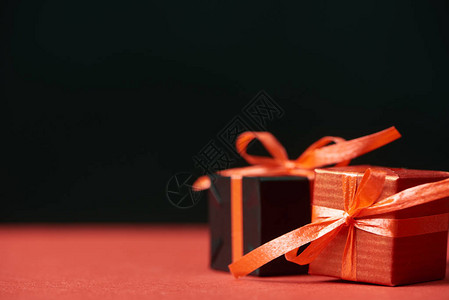 黑色背景上的黑红包装礼物背景图片