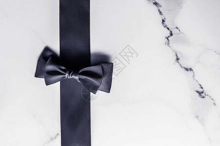 假日礼品装饰和销售促销概念黑色丝带和大理石背景图片