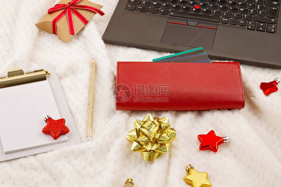 笔记本电脑信用卡钱包和圣诞节装饰在线圣诞购物购图片