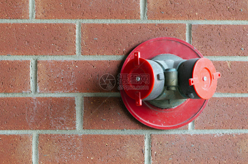 建筑洒水软管连接消火栓砖墙图片