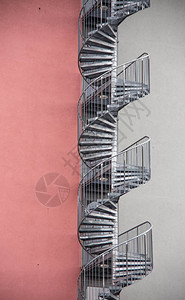 螺旋楼梯作为紧急出口在房子的门外背景图片