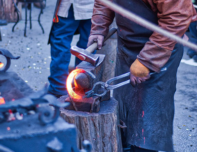 铁匠正在马蹄木上做一个小型的伪造炉子马蹄木在莫斯科俄图片