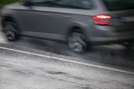 在雨中的湿路上驾图片