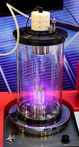 真空玻璃管中带有紫色发光等离子体的电文图片