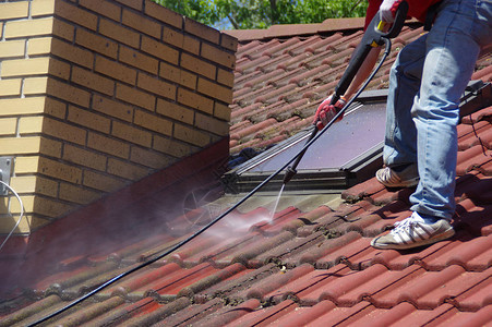 用压力工具清洁屋顶用水去除苔藓用专业图片