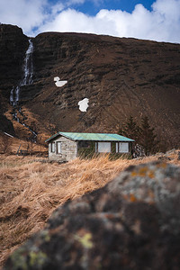 冰岛荒野的废弃小屋图片