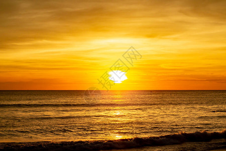 泰国普吉Phuket卡隆海滩的日落充满活力和美丽深橙红黄与浅黄色相结合云彩飘忽不定图片