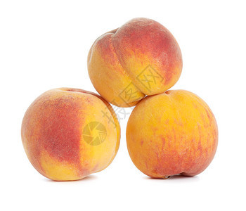 整个成熟的黄色桃子在白色背景图片
