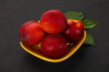 甜鲜美成熟几个油桃果实图片