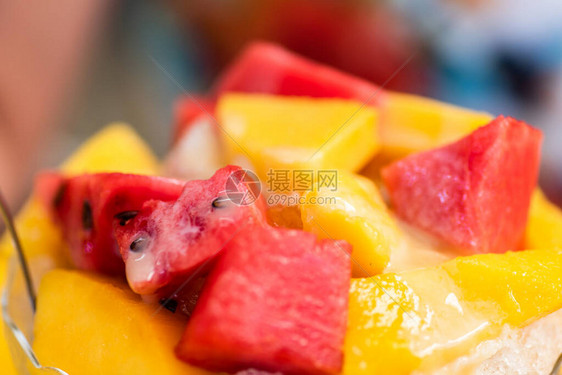 水果刨冰配西瓜和芒果在盘子里图片