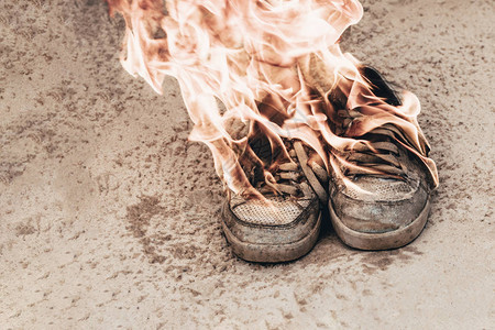 沙滩运动鞋很旧烧开火有调色图片