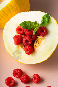 新鲜的成熟水果甜瓜和草莓调味品图片