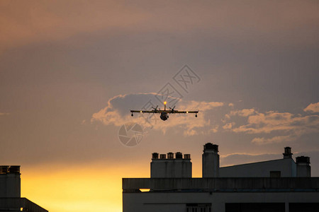 两栖水轰炸机在日落时飞行飞机低空飞越图片