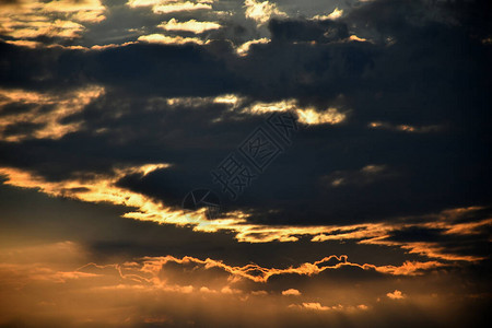 多云的天空和冬天的日出图片