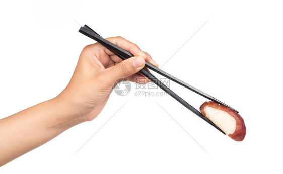手拿着三文鱼寿司用筷子隔离在白色背景图片