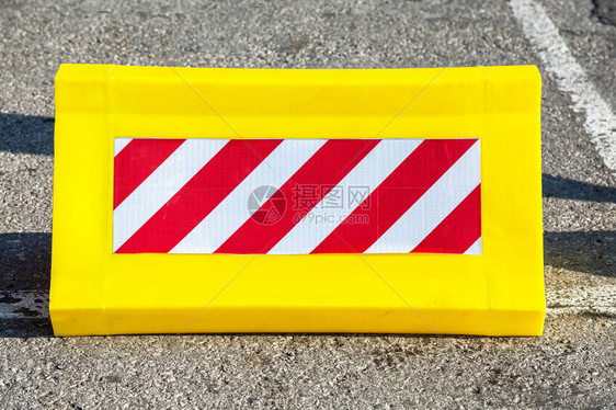 红色和白条形警戒模式的公路屏图片