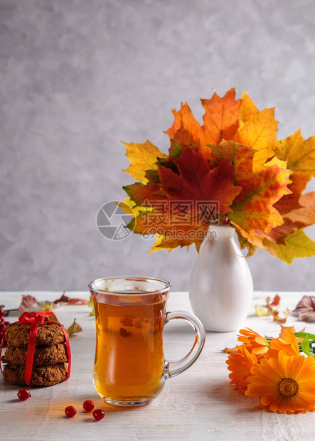 金盏花和饼干的秋茶图片