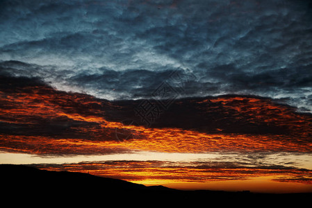 日出时云彩的天空有温暖的云彩图片