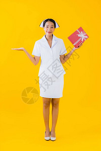 美丽的年轻的亚洲年轻女泰文护士在黄色孤立的背景下展图片