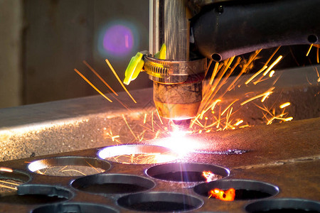 通过向不同方向撒散熔融金属粉尘图片