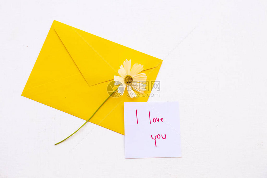 我爱你留言卡笔迹与五颜六色的花朵宇宙在黄色信封排列平躺明信片图片