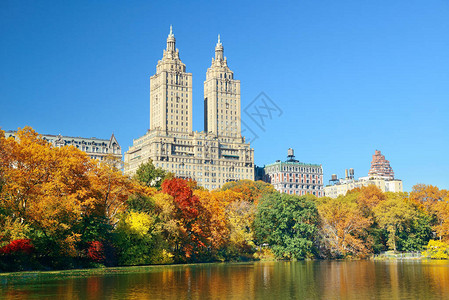 纽约市曼哈顿中城央公园的湖上与公寓摩天大图片