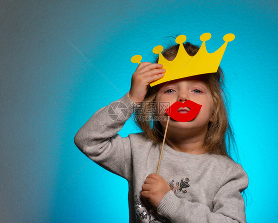 小可爱的皇后黄色皇冠和红色嘴图片