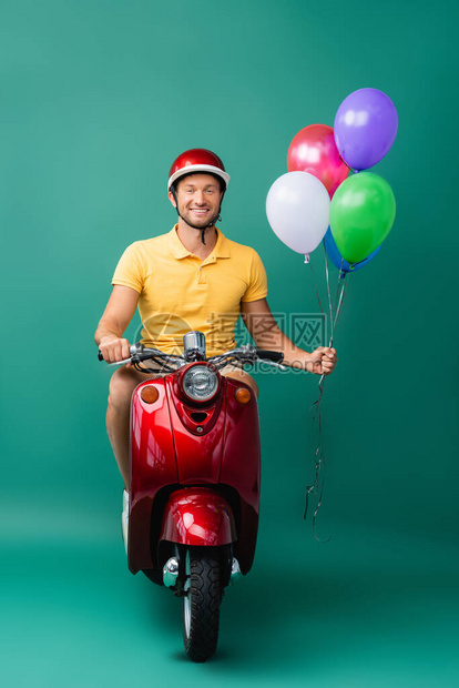 戴头盔的快乐递员骑着红色摩托车同时图片