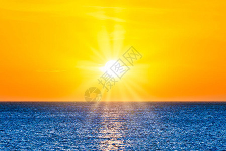 美丽的日落海景蓝色海水和太阳笼罩在图片