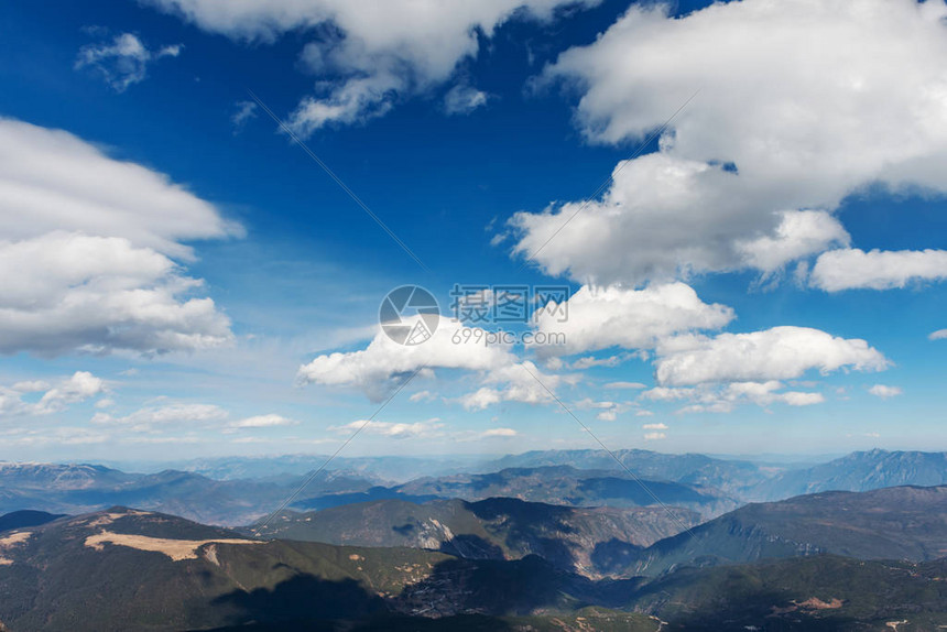 蓝天背景下的云山景观图片