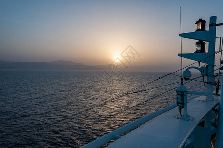 亚得里亚海群山背后的美丽日落图片