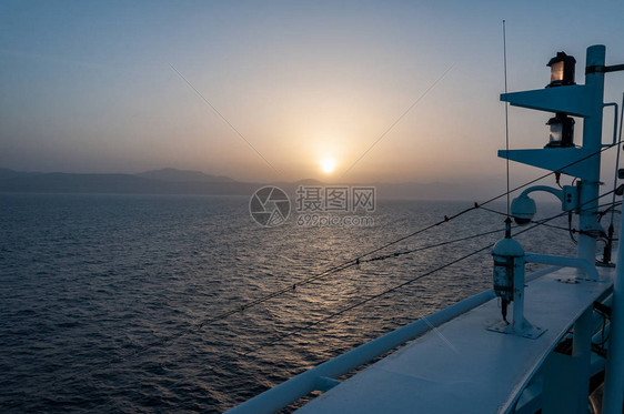 亚得里亚海群山背后的美丽日落图片