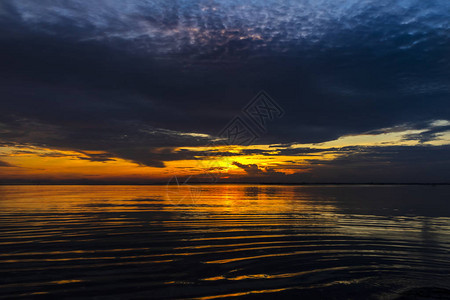 湖边的天空日落金图片