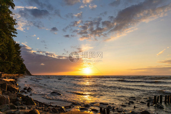 海边明亮的夏日落图片