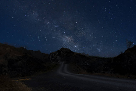 有星的天空在有路的剪影山之上图片