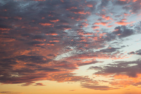 夏日的阴云紫色粉红色橙蓝日落天空观光云纹图片